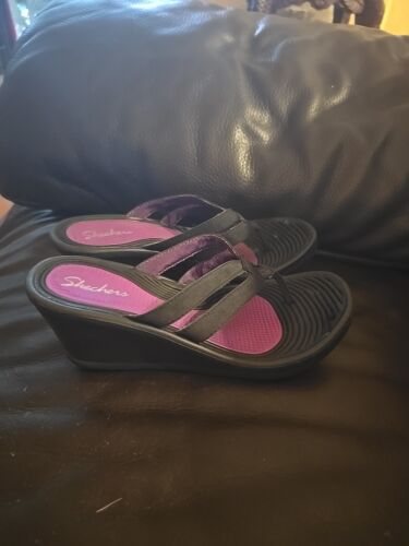 Sandali infradito zeppa Skechers neri borchie tacco 2,5” scarpa slip on donna 7 - Foto 2 di 5