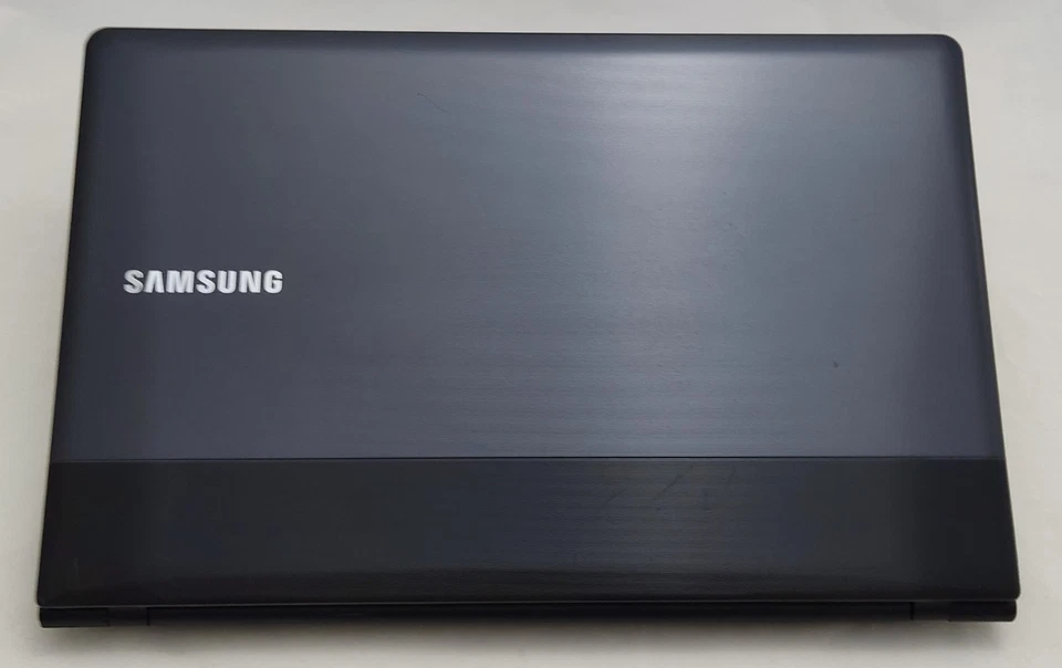 Notebook 15,6" SAMSUNG NP300E5C i5/8GB/SSD240GB/BT/WINDOWS 11 HOME - Immagine 2 di 4