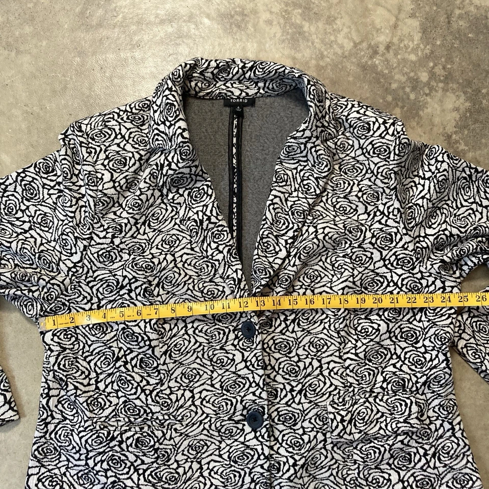 Blazer Torrid Feminino 4X Bolsos Rosa Branca Ombreiras Jaqueta Peito Único - Imagem 2 de 4