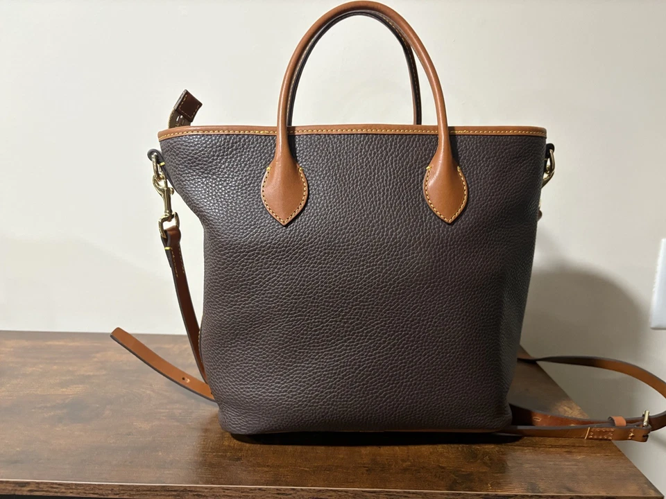 Bolso de Mano Dooney Bourke Dos Asas con Dijes Poco Uso. ¡Prístino! T’moro marrón Foto 2 de 4