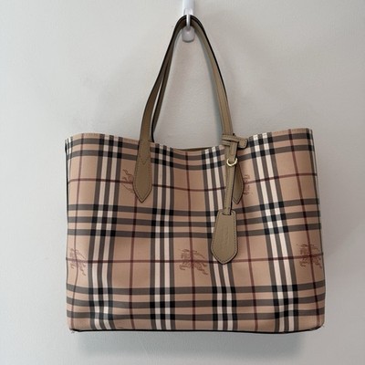バーバリー　トートバッグ　ヘイマーケットチェック　肩掛け可　ベージュ　PVC Burberry Haymarket Reversible Tote Bag Nova Check and Neutral Tan
