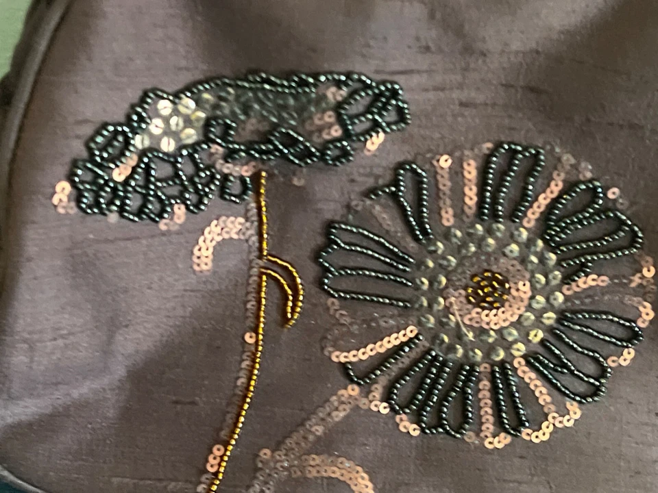 Bolso Talbots de Seda Marrón con Diseño Floral con Cuentas y Cartera con Cierre de Beso Foto 2 de 4