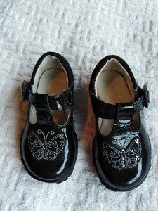 clarks baby girl shoes size 4