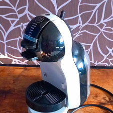 Nescafé Dolce Gusto 15 Bar Espresso Capsule Coffee Machine Black/White