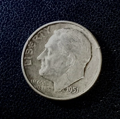 SELLING AS SHOWN - 1951 P ROOSEVELT DIME *** 90% SILVER *** 420
