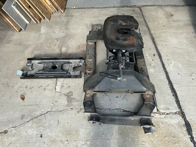 GM Box Mounted Trailer Hitch Assembly (84164444) & Curt Q25 5th Wheel ...