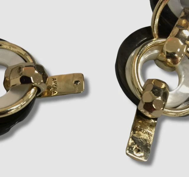 Pendientes llamativos de madreperla de cuerno negro Akola para mujer $176 Foto 2 de 2