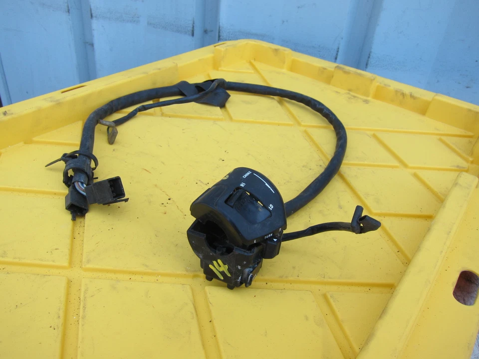 1996 Honda CBR 600 F3 OEM CLIPE ESQUERDO NA ALÇA INTERRUPTORES DE GIRO - Imagem 2 de 4