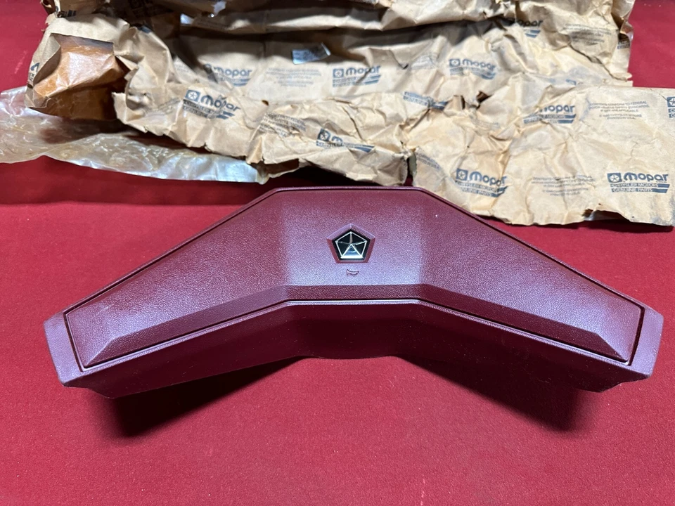 Almohadilla de bocina para camión Dodge Ram 1984-1985 D150 D250 D350 Mopar 4147466 rojo oscuro nuevo de lote Foto 2 de 4