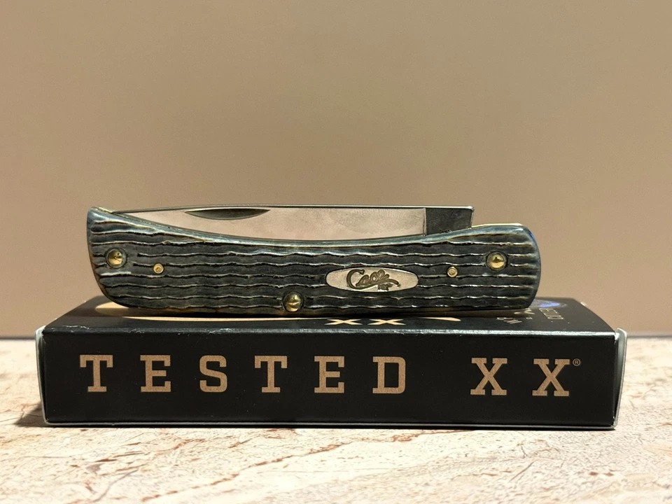 Casexx 2025 osso cinza queimado (telhado de estanho) Sod Buster Jr. com carro de exibição fundido - Imagem 4 de 4