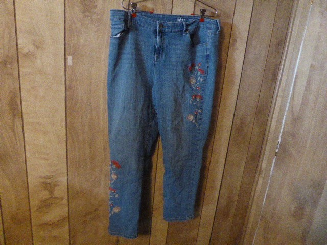 EMBORDERED Style & Co Curvy Boyfriend Distressed Blue Jeans, Women's size 18