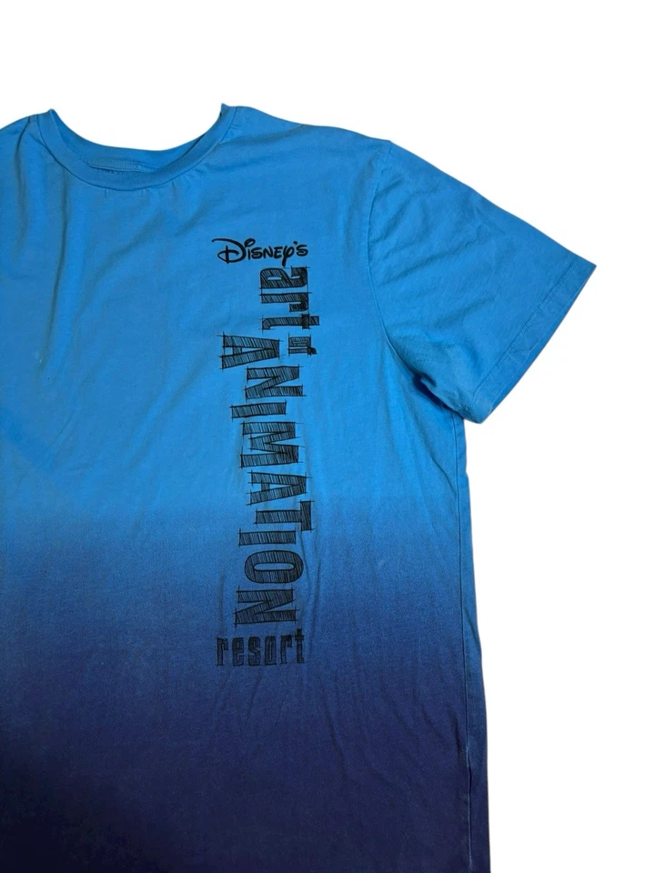 Camiseta Disney Parks Art Of Animation Resort Azul Ombre Adulto Unisex Grande LG Foto 2 de 4