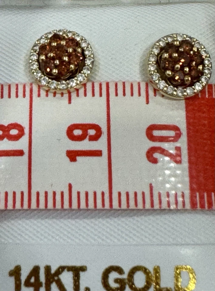 Aretes con racimo de diamantes de coñac/chocolate de 14 k YG con halo de diamantes blancos Foto 2 de 4