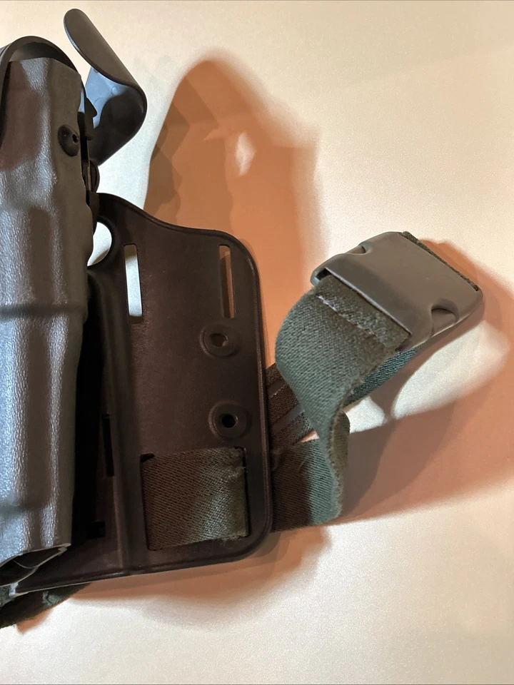 Safariland 6004 Lev3 STX Duty Holster Glock 19 23 w/ Light RH, Green - Image 4 of 4