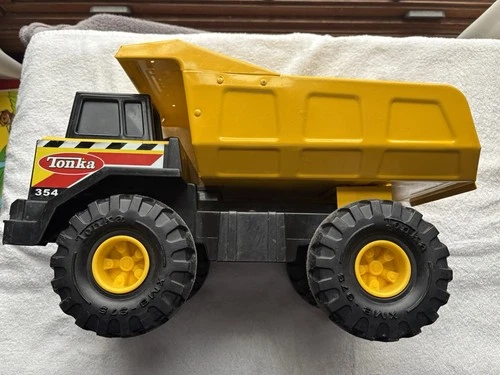 TONKA 354 DUMP TRUCK YELLOW METAL PLATIC HASBRO 2012 EXCELLENT USED CONDITION