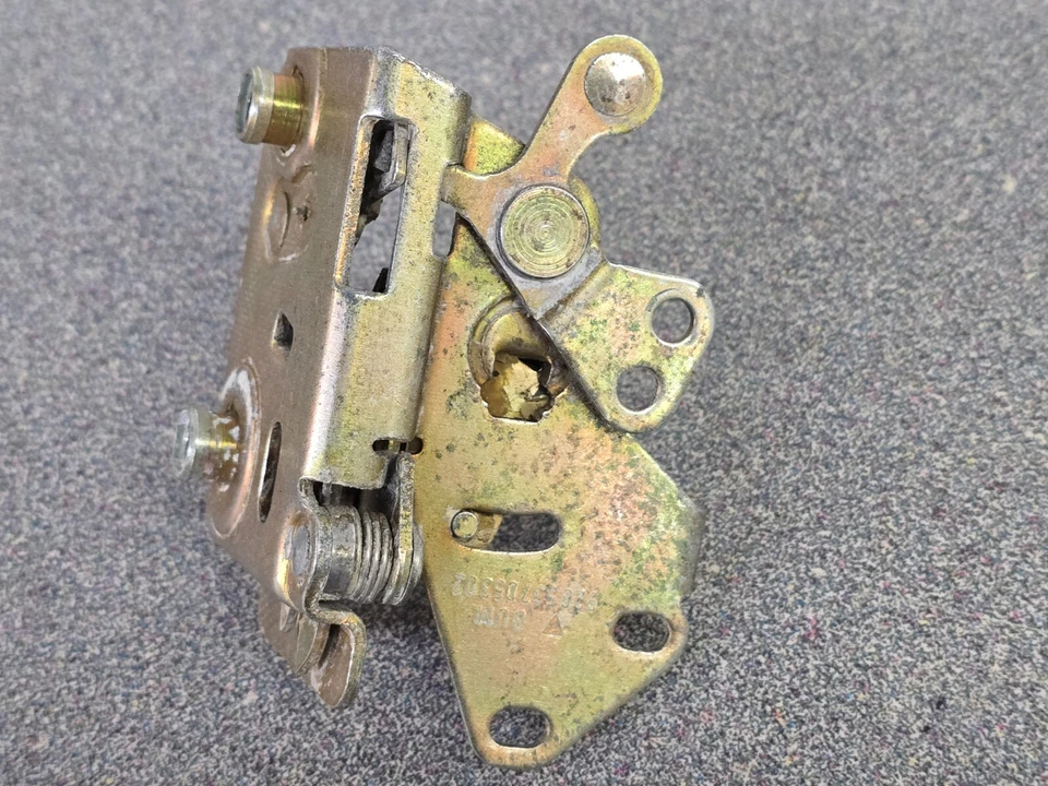 VERY NICE USED ORIGINAL PORSCHE 924 944 928 DRIVERS DOOR LATCH ASSEMBLY - Image 3 of 4