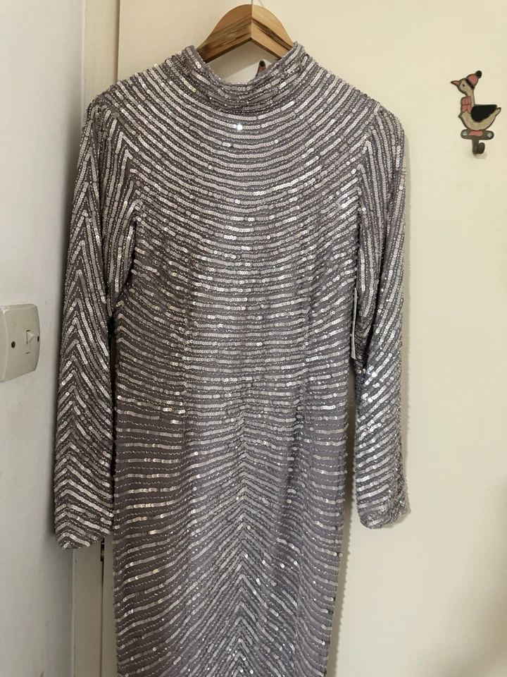 Maxi Vestido Embellecido Cuentas Y Lentejuelas Lila Con Cuentas Grises Y Manga Larga Foto 4 de 4