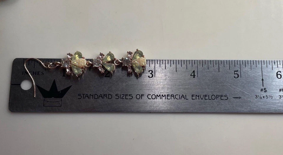 Pendientes colgantes de gancho en tono oro rosa sin firmar con pedrería facetada verde y transparente Foto 3 de 3