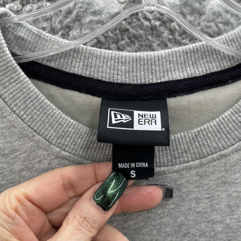 Sudadera de fútbol EE. UU. para mujer pequeña gris cuello redondo New Era alfombra manga globo Foto 4 de 4