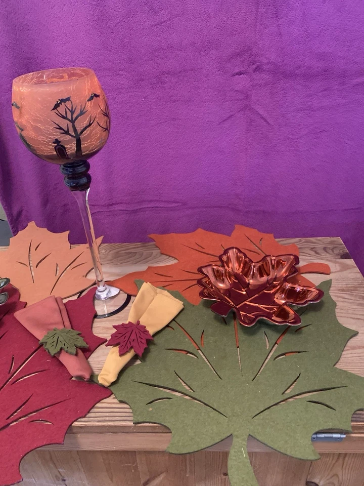 Candelabro de Halloween alto copa de vidrio craquelado decoración hojas doradas. Foto 3 de 4