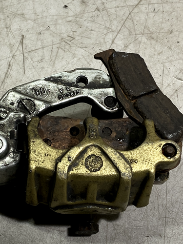 Yamaha YZF R 125 2013 FRONT BRAKE CALIPER AND MOUNTING BRACKET - Picture 12 of 13
