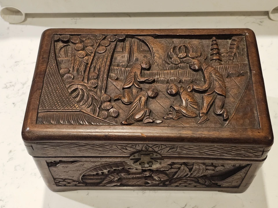 复古中国手工雕刻樟脑木箱 ( 1900 - 1940) 12W x 7"T x 7"D — 第 3/4 张图片
