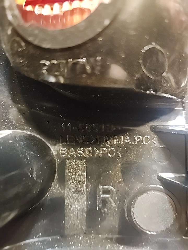 Luz trasera Chevy Silverado, 1500 2003-06 clásica TYC pasajero derecha nueva. Foto 4 de 4