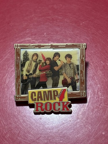 Spilla Disney 2008 Camp Rock Spilla con Jonas Bros e Demi Lovato - RARA