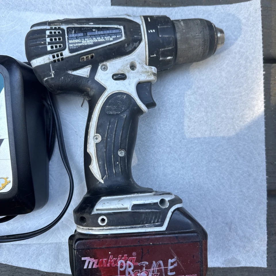 Makita 18 volt XFD01 screw gun with battery and charger  - Image 2 of 4