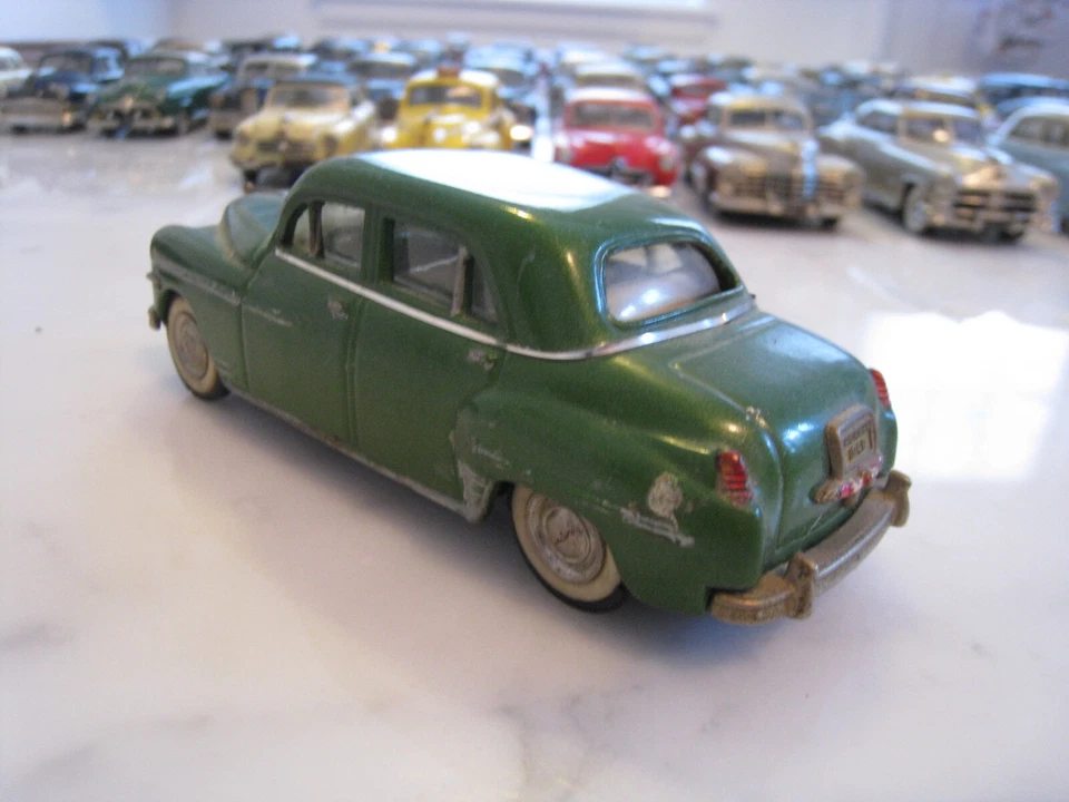 Modelo de coche a escala sedán personalizado de 4 puertas DeSoto 1949 con formas de aleación 1:43 Foto 3 de 4