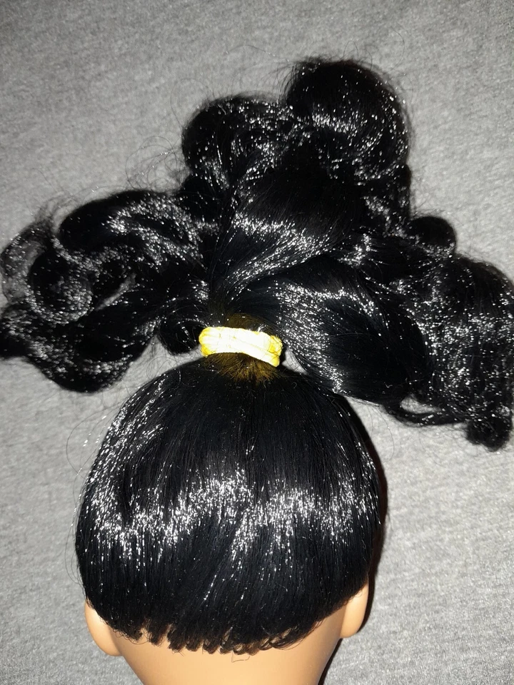 Muñeca Lotus Onda 2021 18" afroamericana ojos marrones hermoso cabello negro rizado Foto 2 de 4