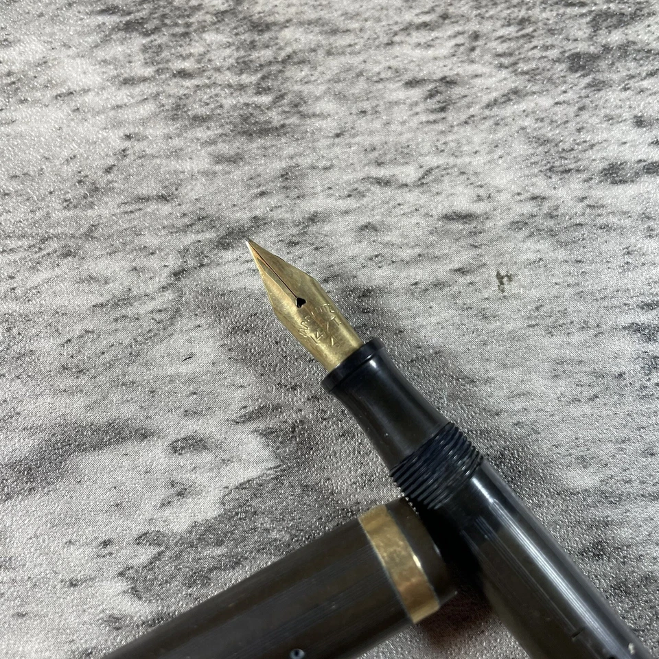 Pluma Estilográfica Recargable Borde Dorado Marrón Fácil Agarre 14KT Plumín Fino Garantizado Foto 3 de 4