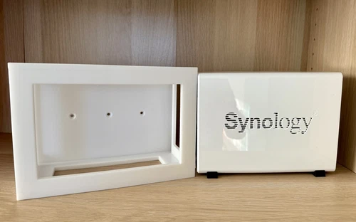 Wandhalterung Halter für Synology NAS DiskStation DS DS223J mit Volleinhausung