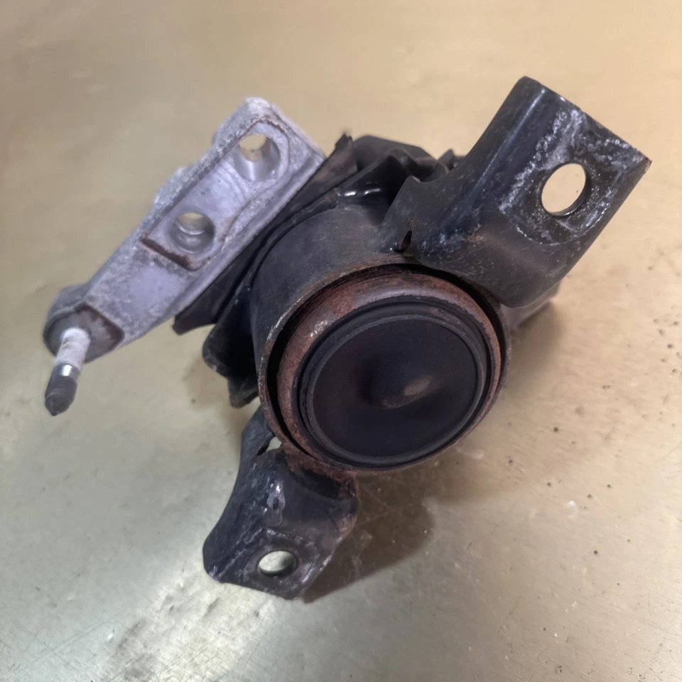 Оригинальное переднее крепление двигателя 2015 TOYOTA RAV4 - Изображение 2 из 4