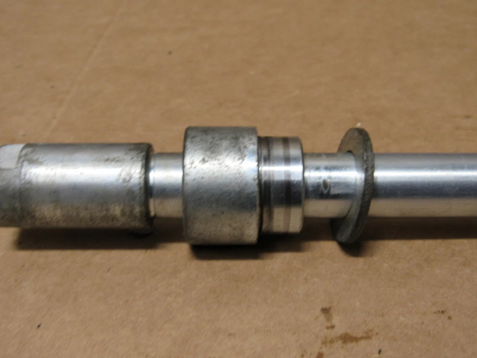 Eje de rueda trasera Kawasaki KZ400 1977 42031-050 Foto 3 de 4