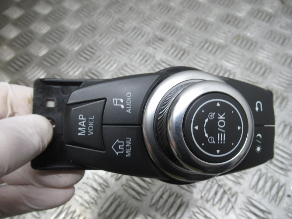 2017 INFINITI Q30 MEDIA CONTROL PANEL 21E0656 REF21178 - Image 2 of 4