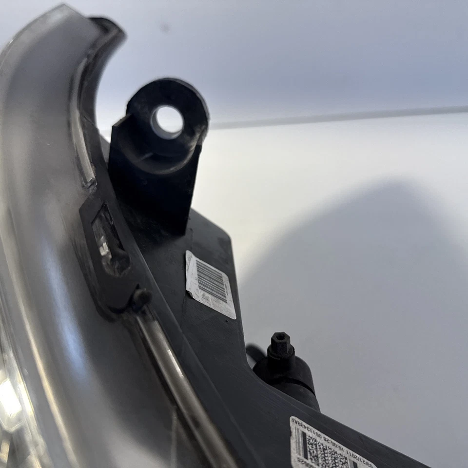 Faro pasajero derecho Volkswagen Routan 2009-2014 OEM 05113438AF ENVÍO GRATUITO Foto 2 de 4