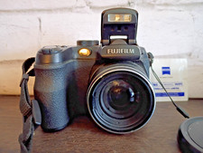 Fuji FinePix S1000fd 10MP digital camera - tested and working - nice 