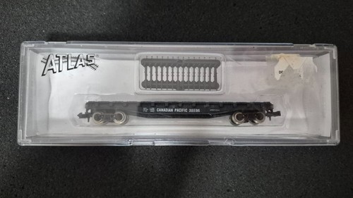 N Scale Atlas Flatcar CP #301195 Rapido Couplers Metal Wheels (w/ Box & Stakes) | Zustand: New