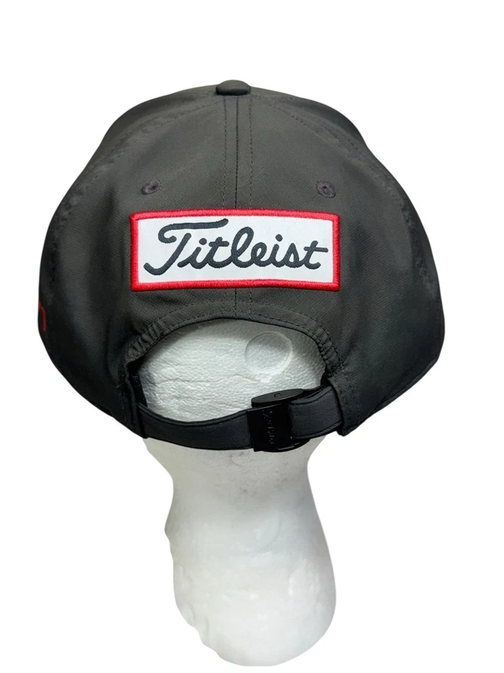 Gorra de golf Titleist Tour Performance de tela gris oscuro con letras rojas para hombre Foto 4 de 4