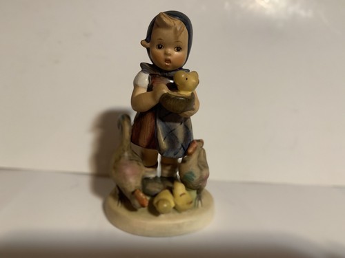 Vintage Hummel Goebel “Feeding Time” #199/0 TMK5 (1972 -1979) Germany
