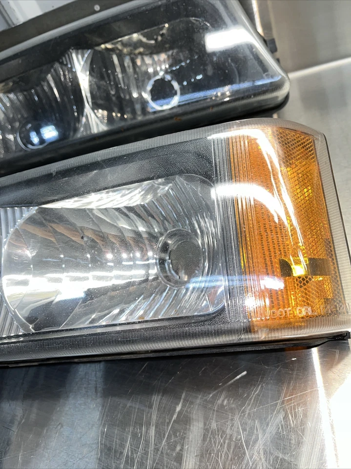 2003 - 2007 Chevrolet Silverado 1500 2500 3500 Headlight Lamp Passenger/Driver - Imagem 2 de 4