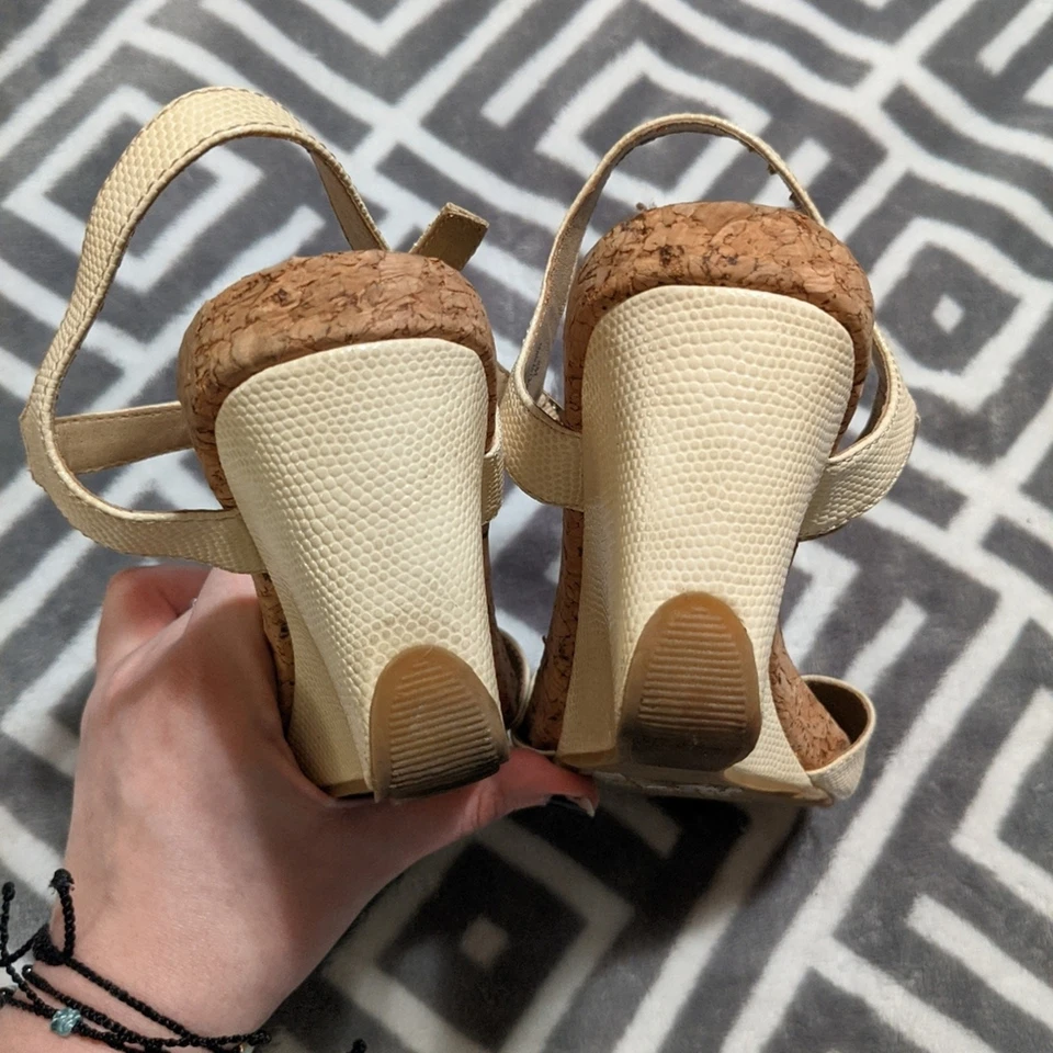 Sandalias de cuña decorativas adornadas Kenneth Cole talla 8 Foto 3 de 4