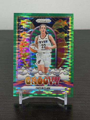 Caitlin Clark [Green Pulsar] #10 2025 Panini Prizm WNBA Groovy card
