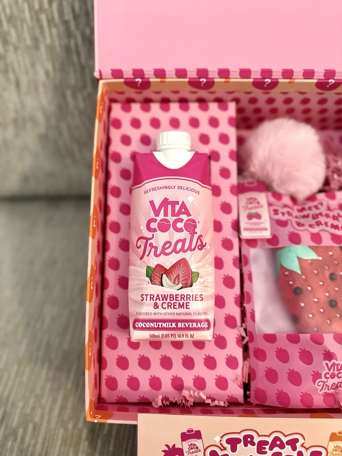 Vita Coco Mystery Kit Strawberry & Creme Treats Labubu Costume + Keychain LE/300