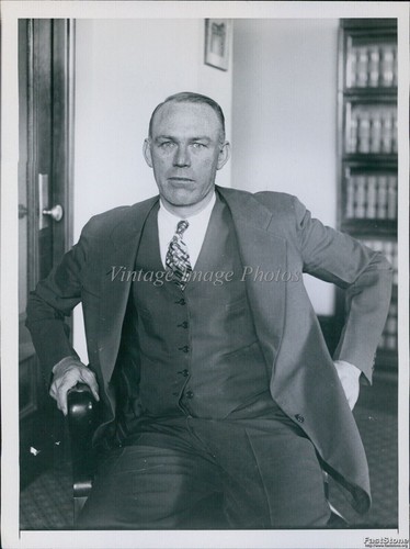 Nachrichten Foto Mann sitzt auf Stuhl Bücher im Hintergrund Los Angeles historisch 6x8