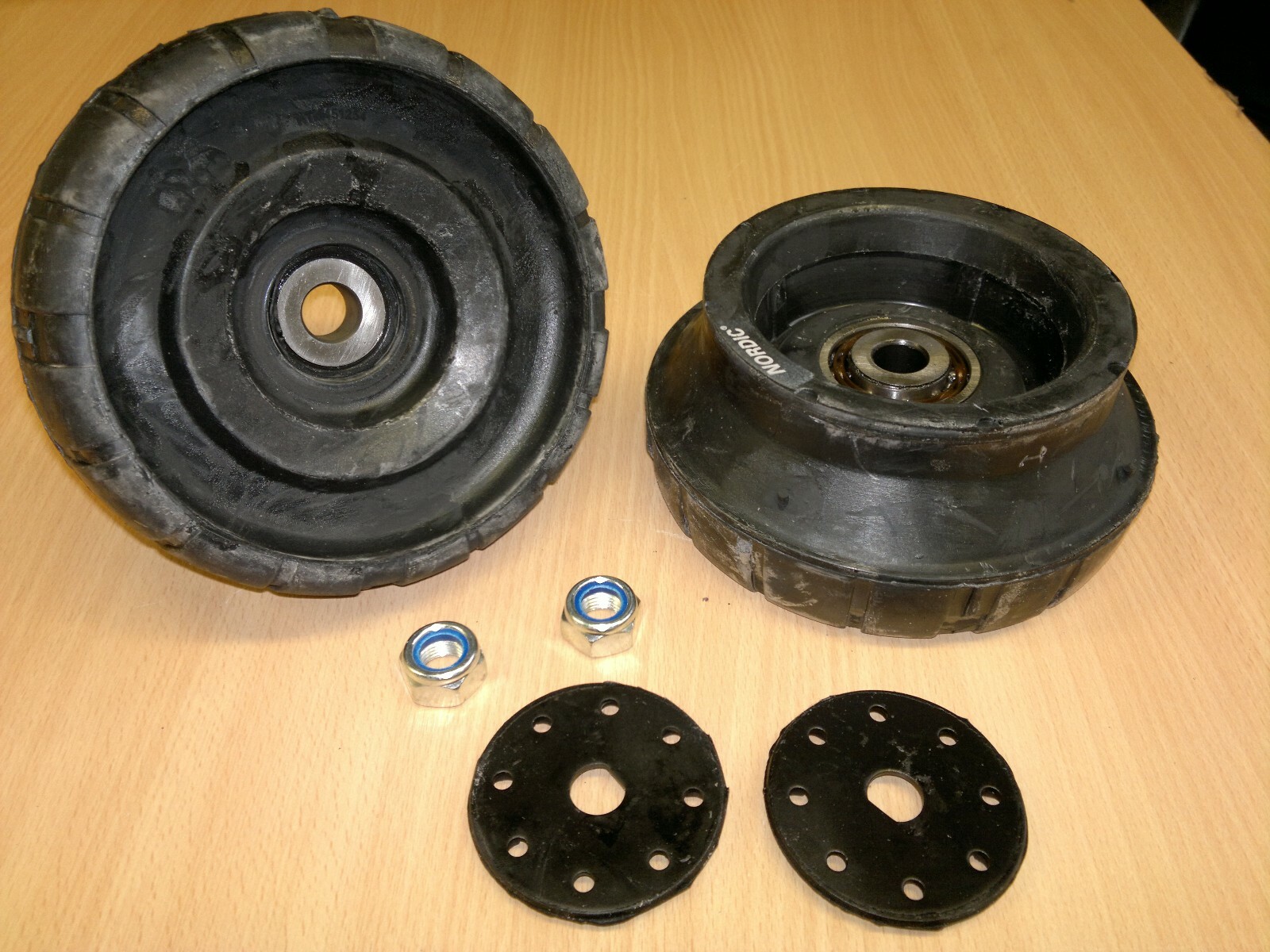 *RENAULT TRAFIC FRONT SHOCK ABSORBERS and TOP STRUT MOUNTS BEARINGS X2