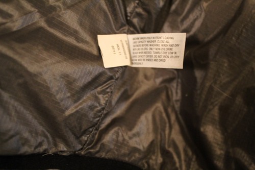 CHALECO DE ROPA DE ABRIGO DISEÑADO GAP RECISION EN GRISES CON CAPUCHA OCULTA/EXTRAÍBLE TALLA L COMO NUEVO - Imagen 9 de 10