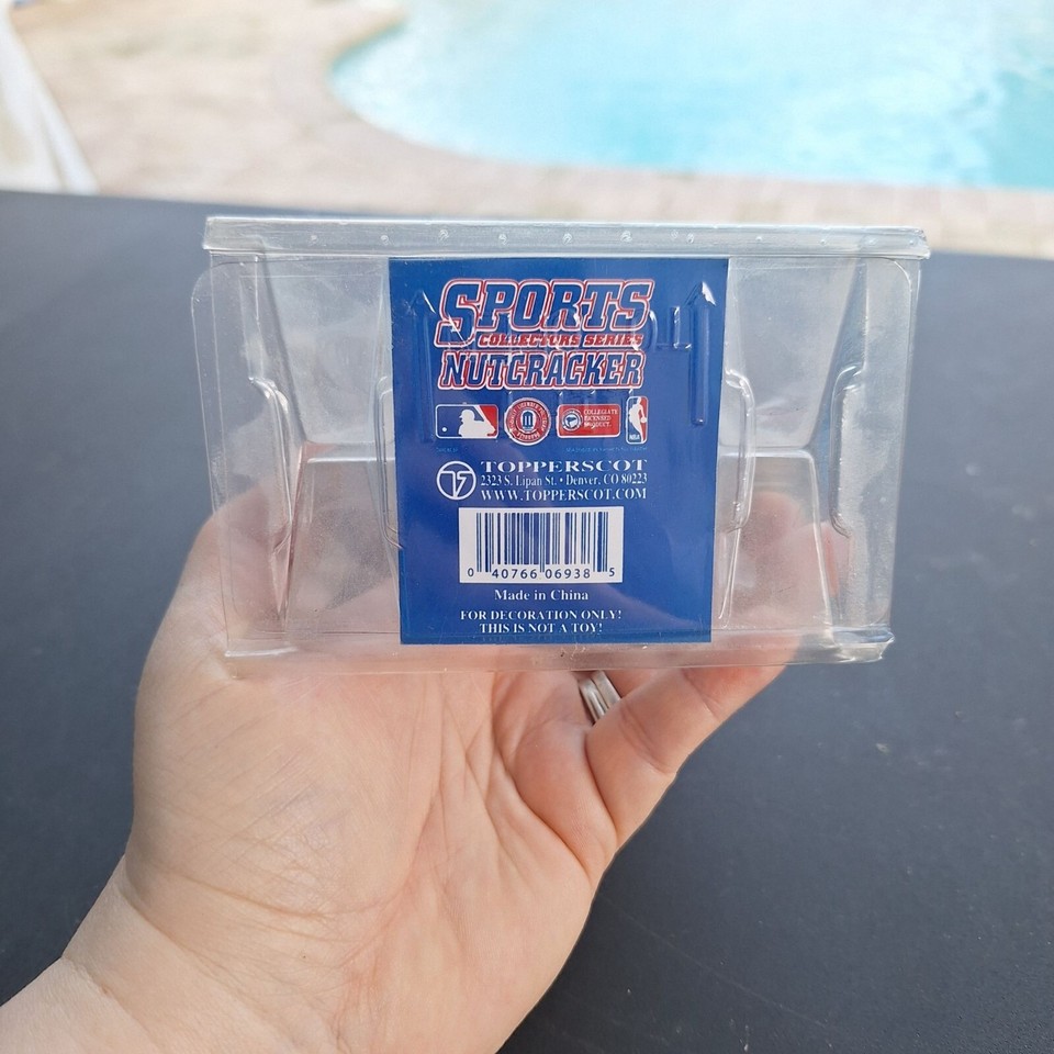 FLORIDA GATORS SPORTS COLLECTORS SERIES FOOTBALL NUTCRACKER IN ORIGINAL