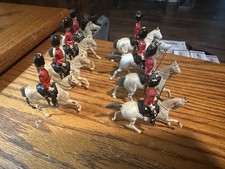 BRITAINS TOY SOLDIERS SET 32   8 ROYAL SCOTS GREYS  4 SHORT  4 LONG REINED